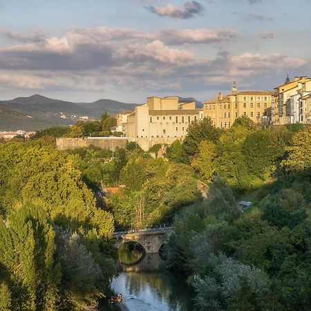 Apartamentos Mendebaldea Suites Pamplona Luaran gambar