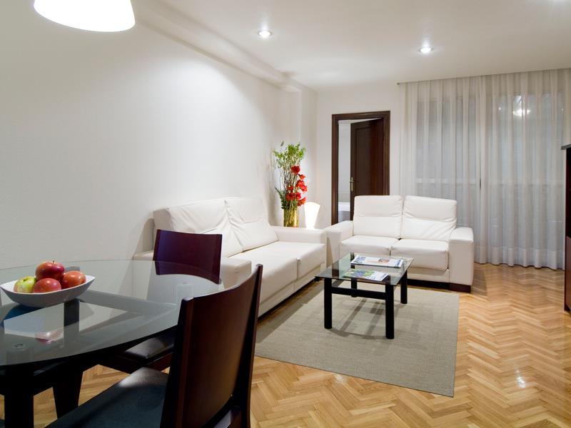 Apartamentos Mendebaldea Suites Pamplona Dalaman gambar