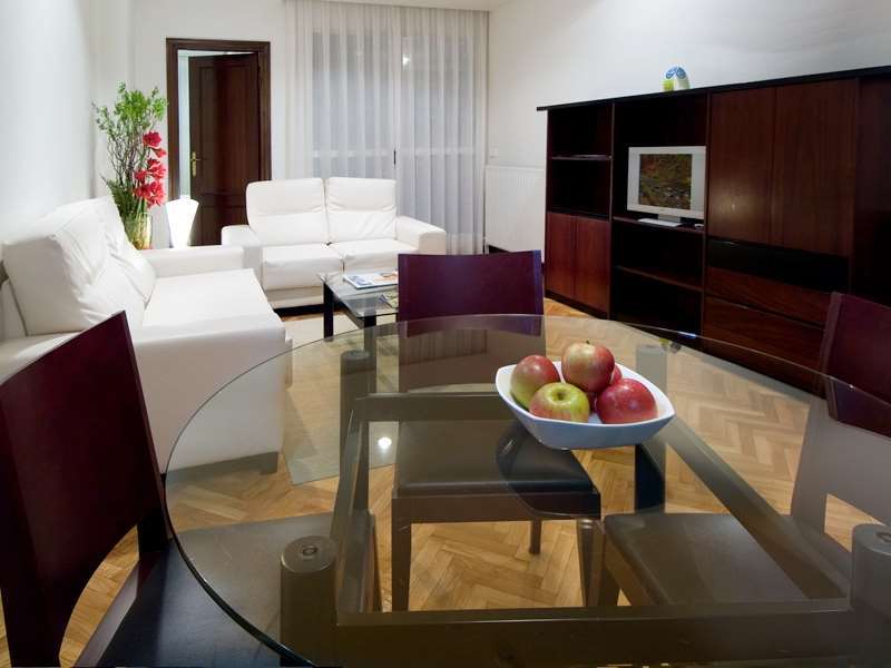 Apartamentos Mendebaldea Suites Pamplona Bilik gambar