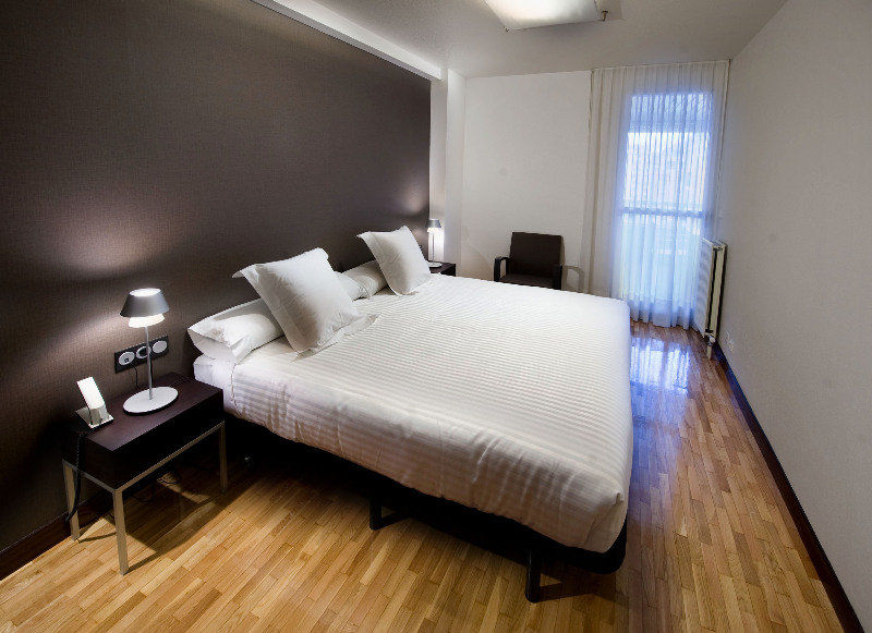 Apartamentos Mendebaldea Suites Pamplona Luaran gambar