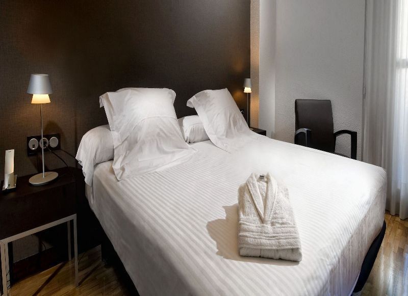 Apartamentos Mendebaldea Suites Pamplona Luaran gambar