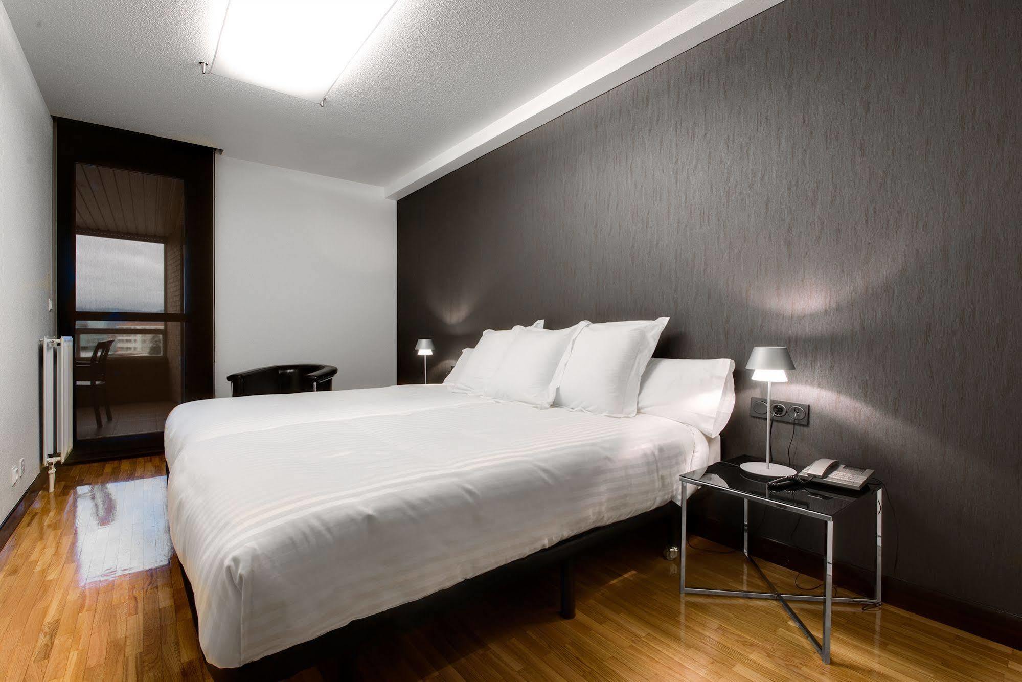 Apartamentos Mendebaldea Suites Pamplona Bilik gambar
