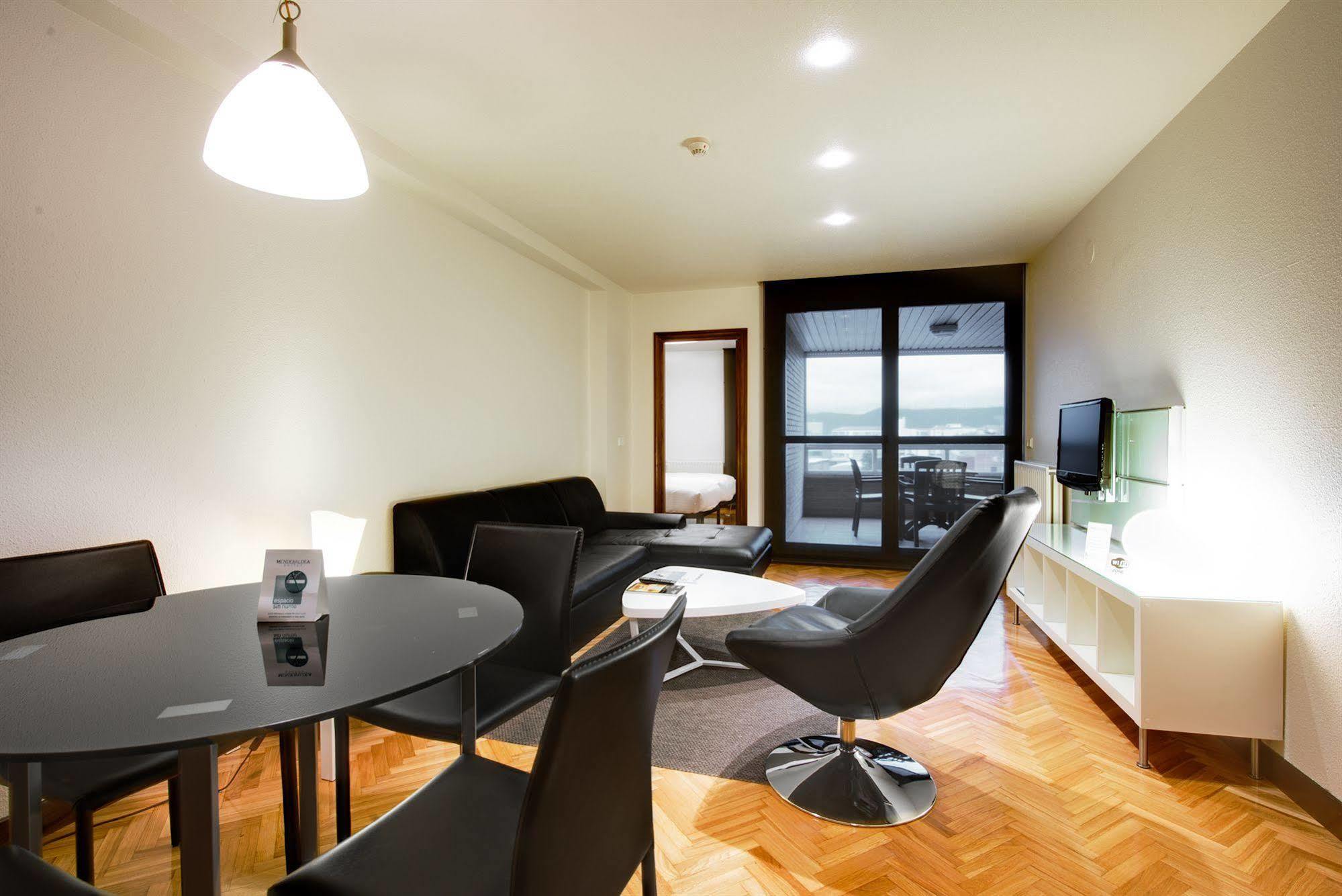 Apartamentos Mendebaldea Suites Pamplona Bilik gambar