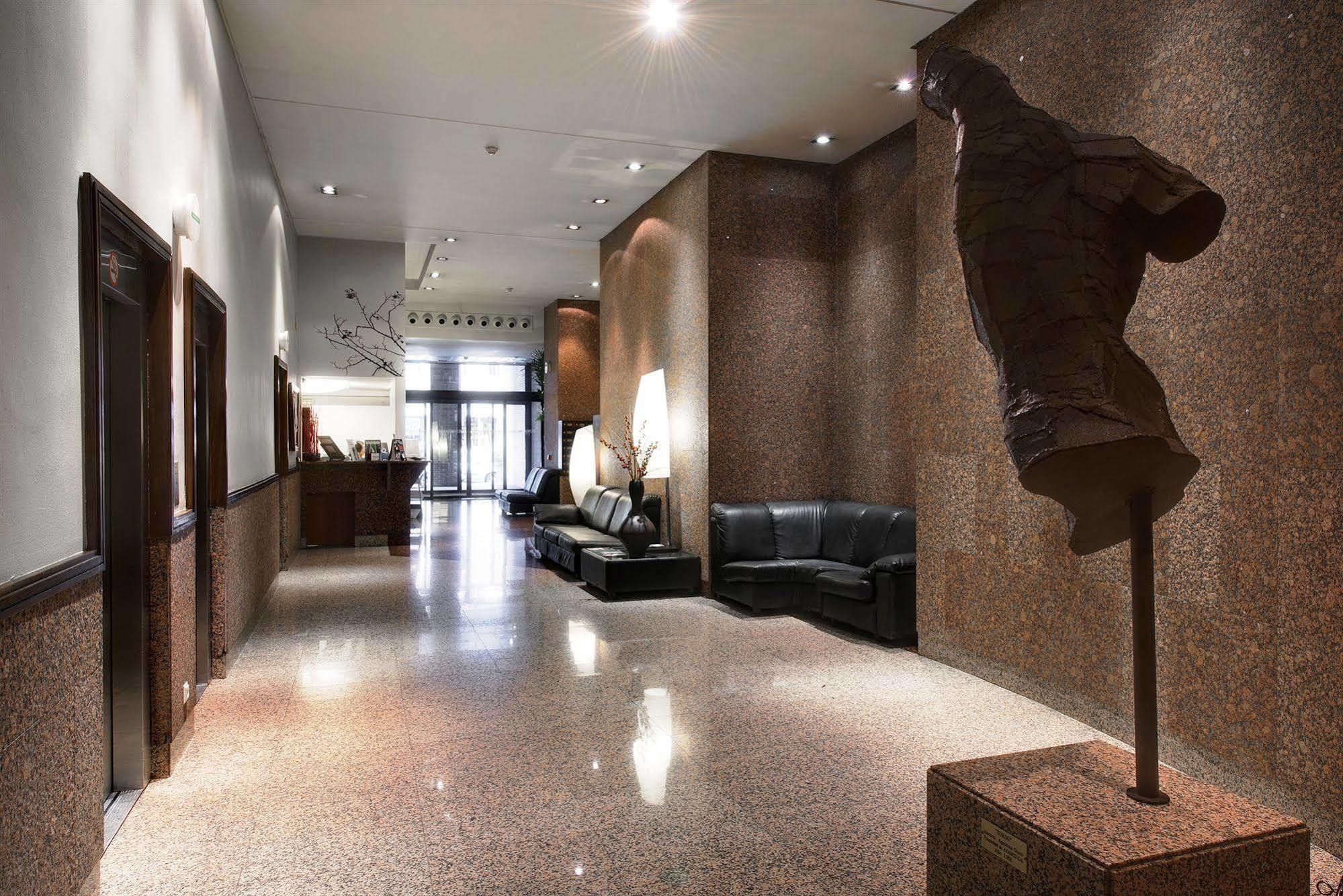 Apartamentos Mendebaldea Suites Pamplona Dalaman gambar