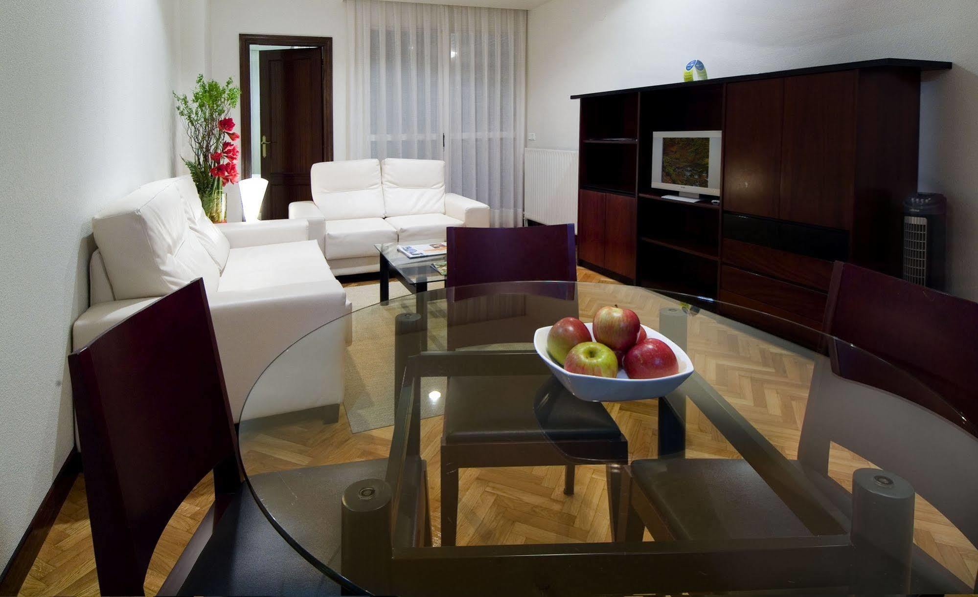 Apartamentos Mendebaldea Suites Pamplona Bilik gambar