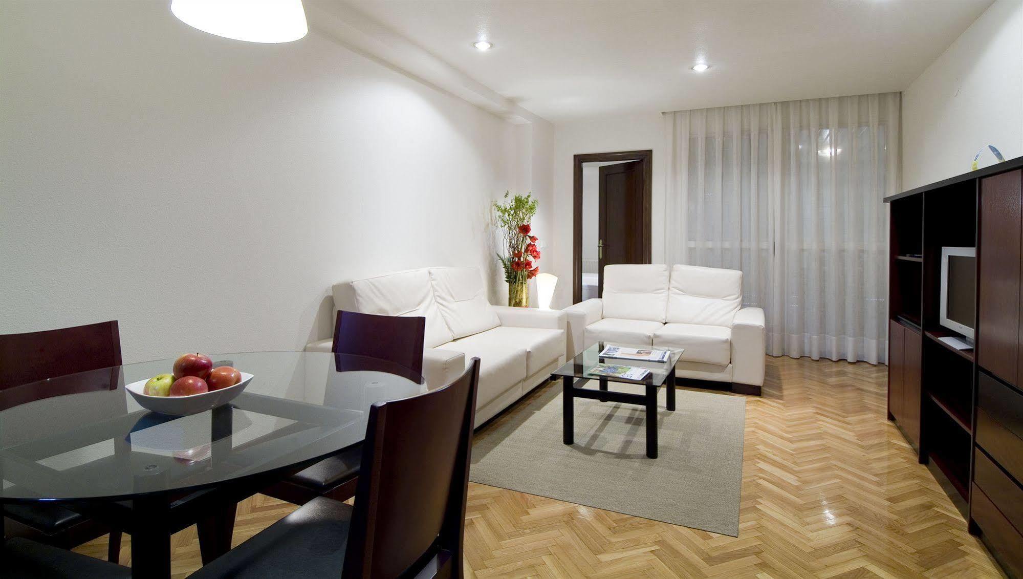 Apartamentos Mendebaldea Suites Pamplona Luaran gambar