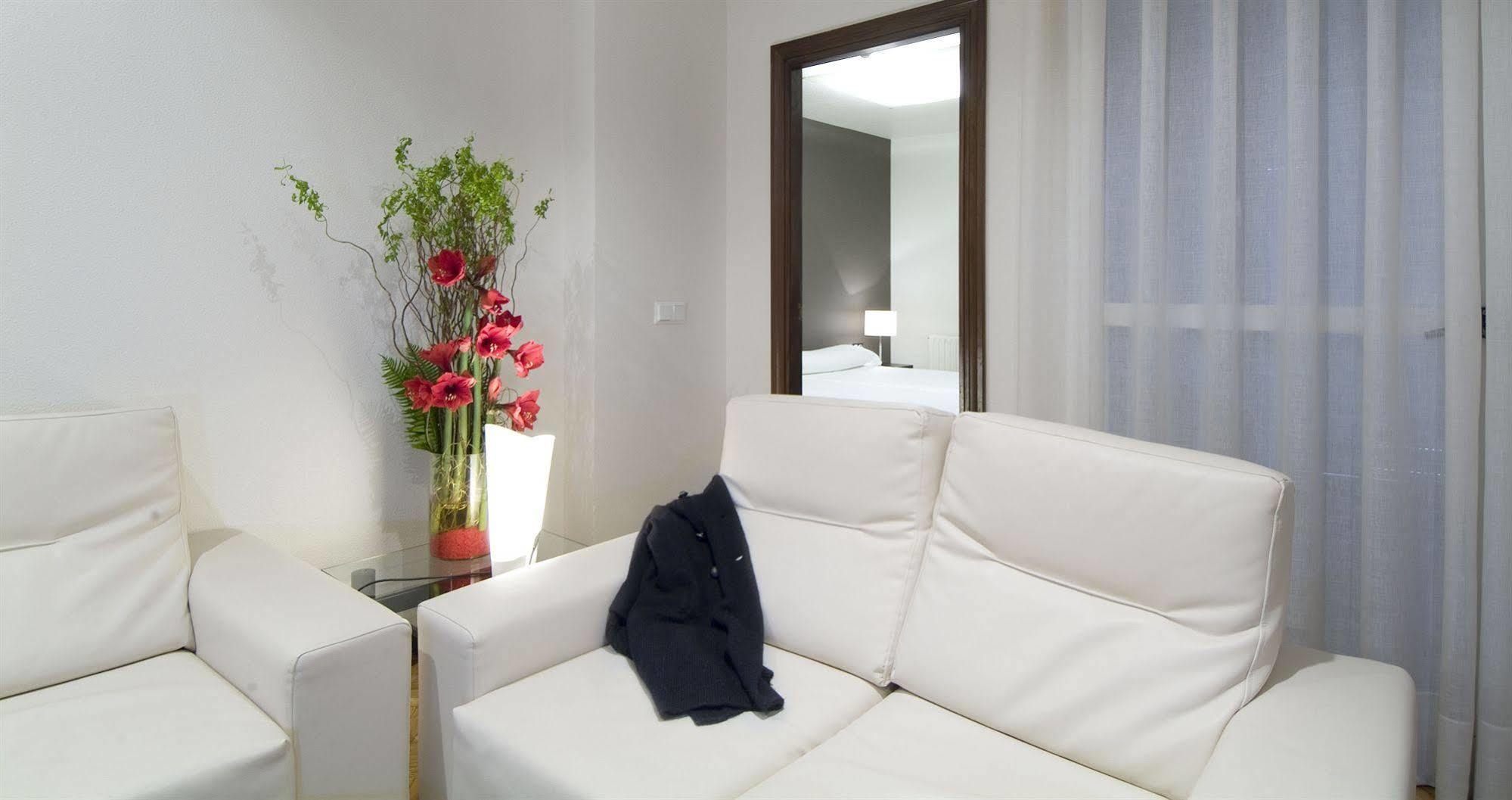 Apartamentos Mendebaldea Suites Pamplona Luaran gambar