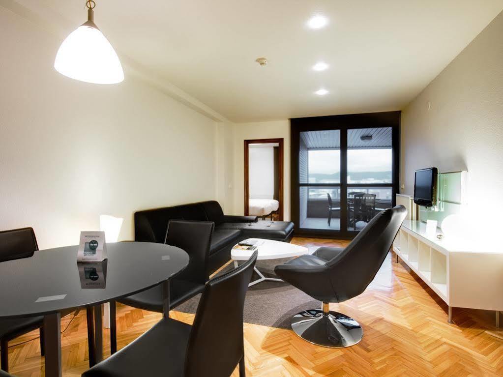 Apartamentos Mendebaldea Suites Pamplona Luaran gambar