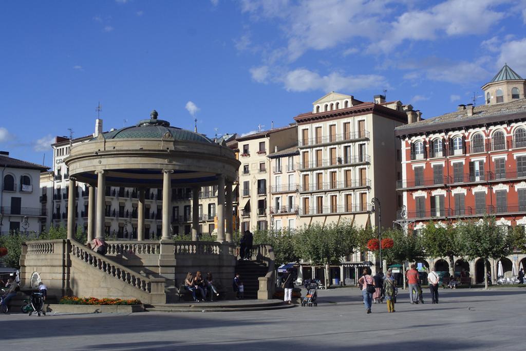 Apartamentos Mendebaldea Suites Pamplona Luaran gambar