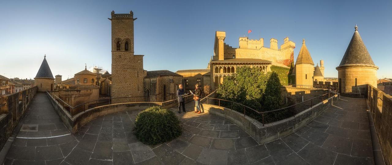Apartamentos Mendebaldea Suites Pamplona Luaran gambar
