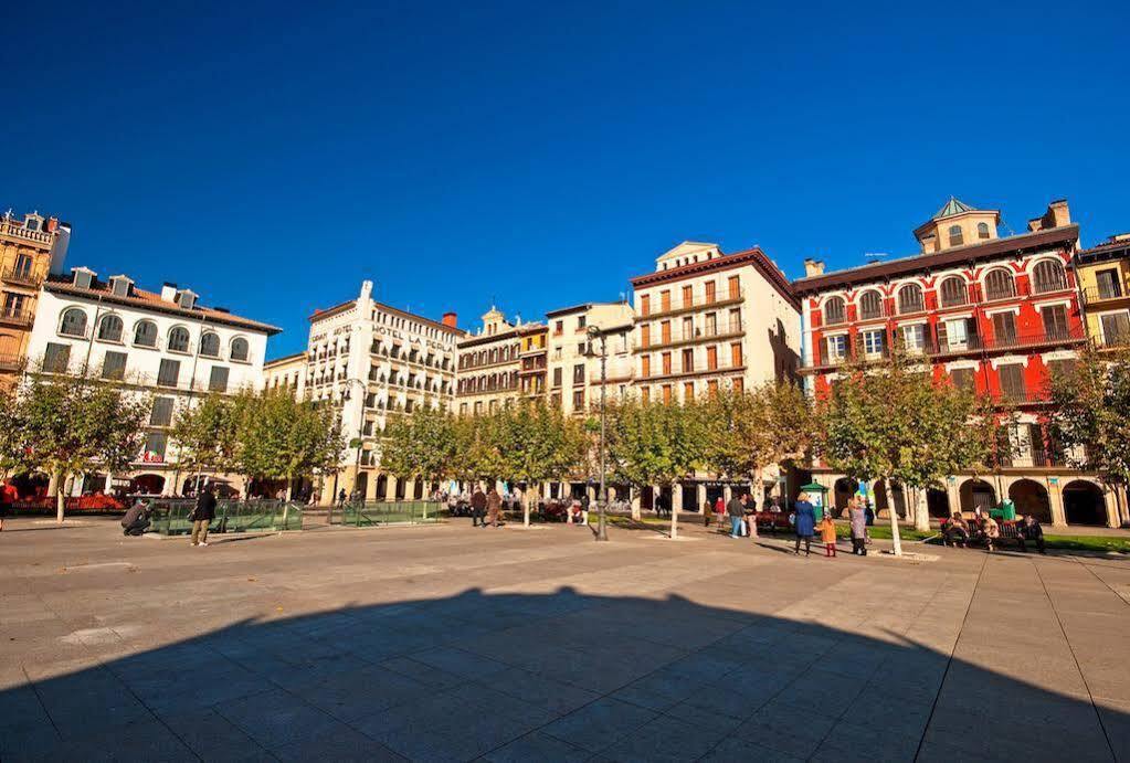 Apartamentos Mendebaldea Suites Pamplona Luaran gambar